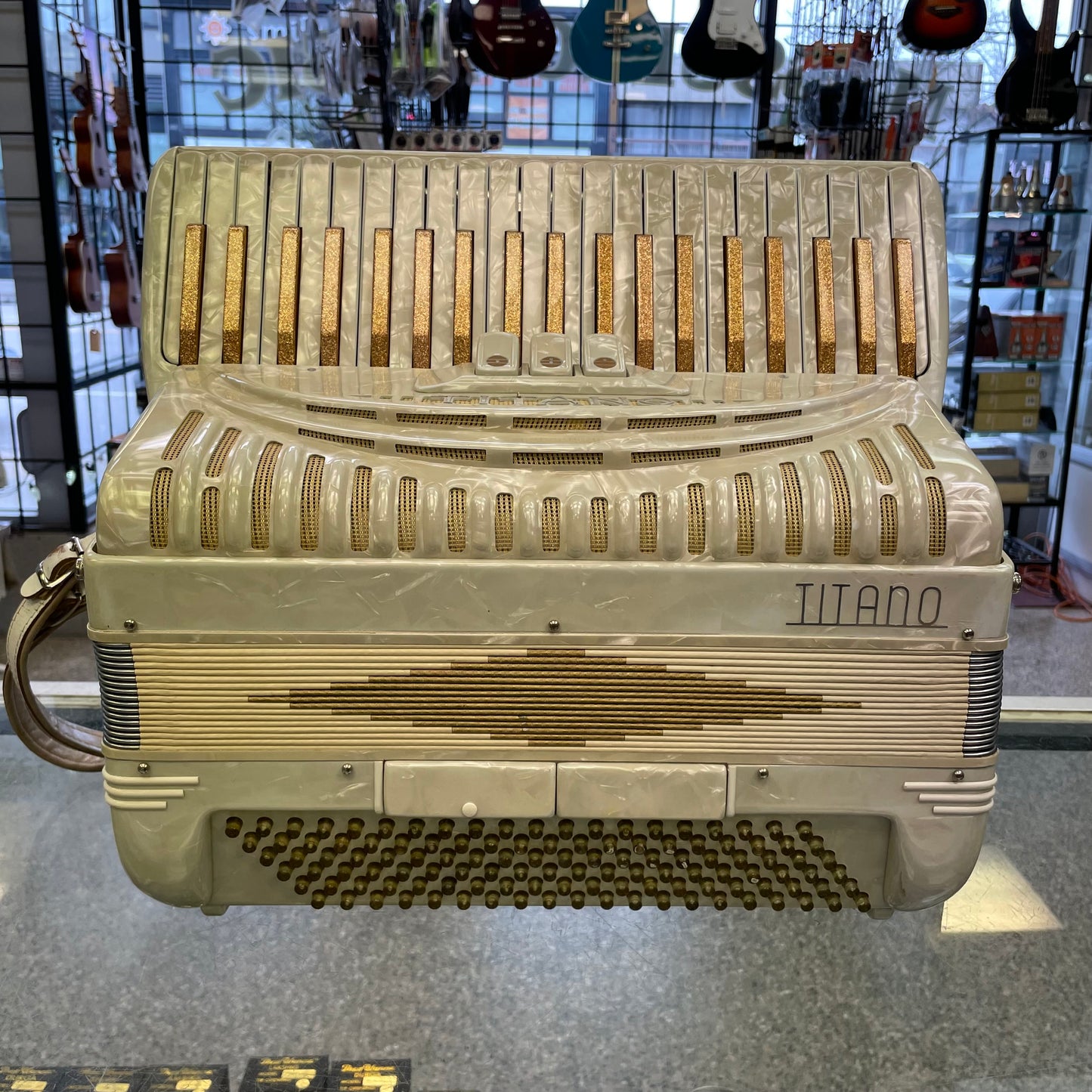 Pre-Owned Titano 120 Bass Accordion