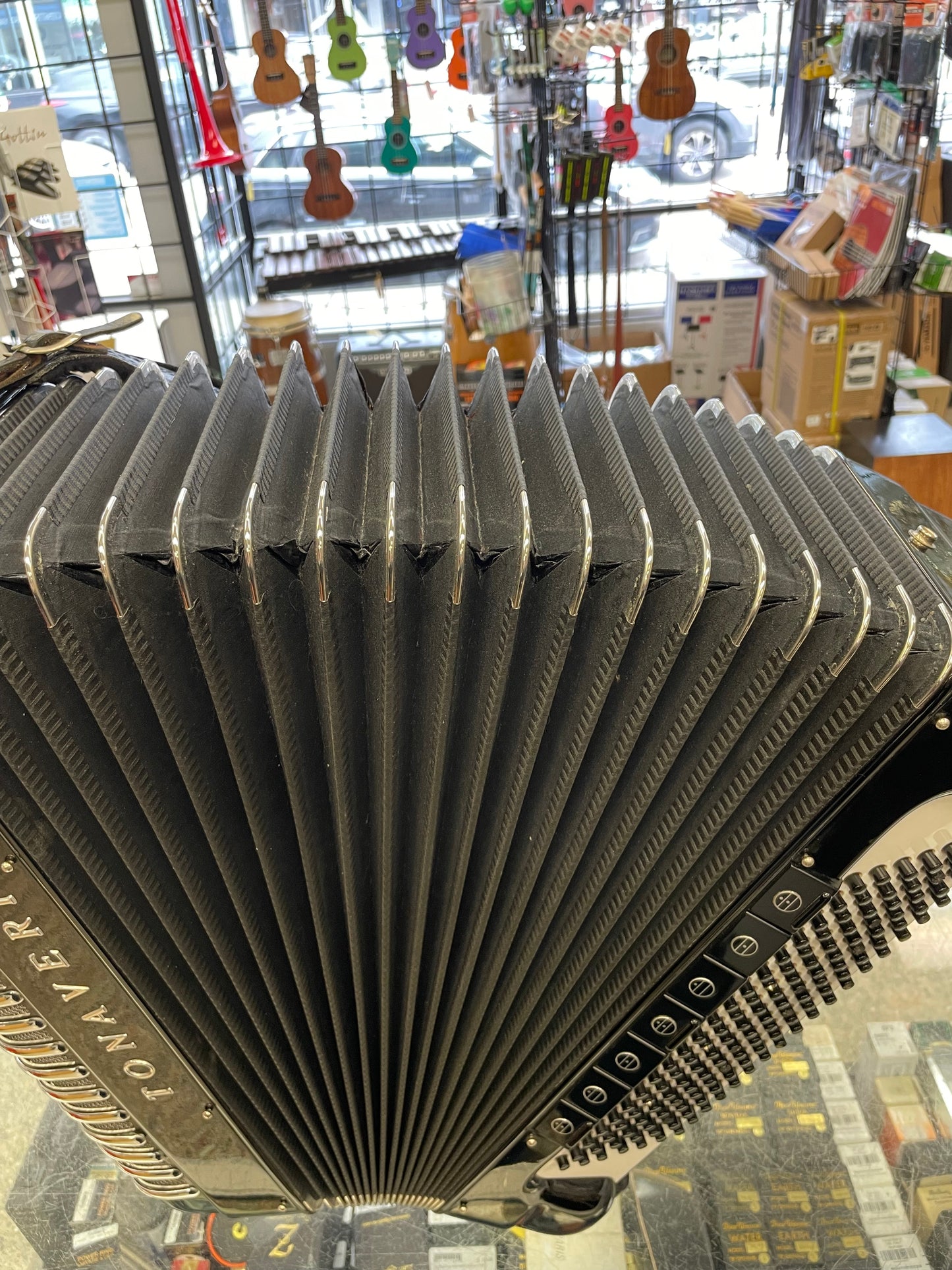 Pre-Owned Tonaveri Model 1000 Free Bass Accordion