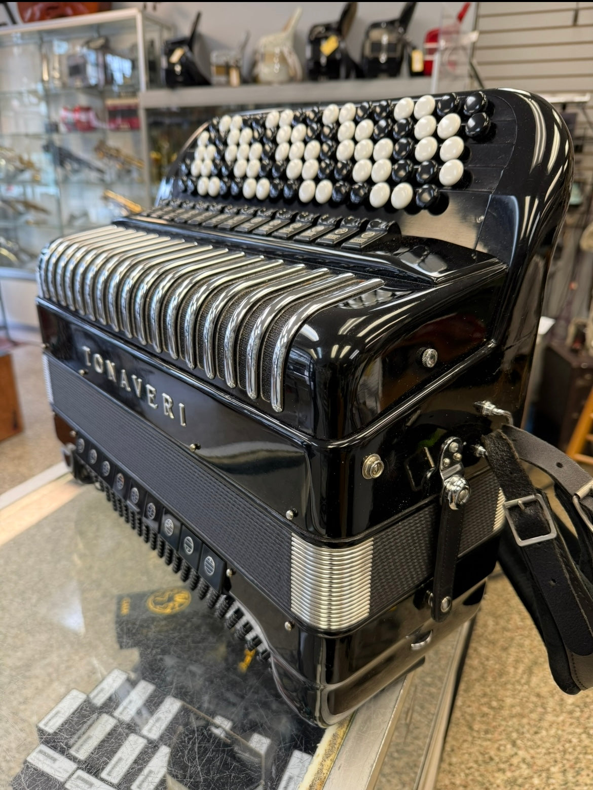 Pre-Owned Tonaveri Button Accordion
