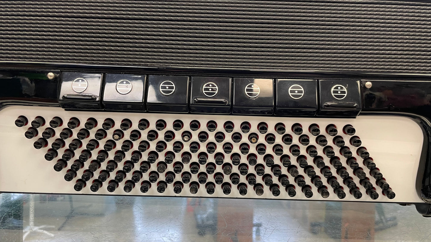 Pre-Owned Tonaveri Model 1000 Free Bass Accordion