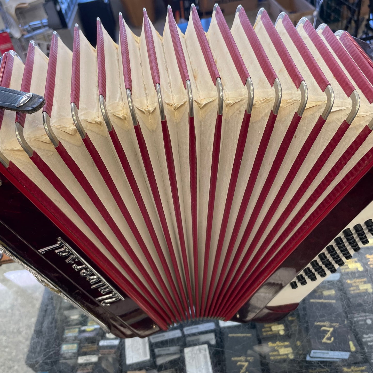 Pre-Owned 'Universal' 40 Bass Accordion