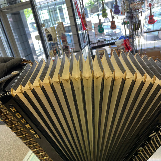 Pre-Owned Hohner Atlantic IV Deluxe Accordion