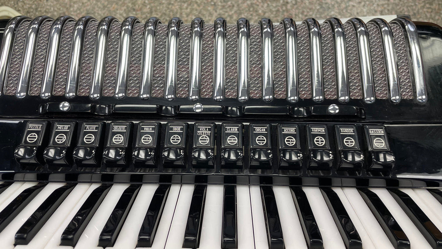 Pre-Owned Tonaveri Model 1000 Free Bass Accordion